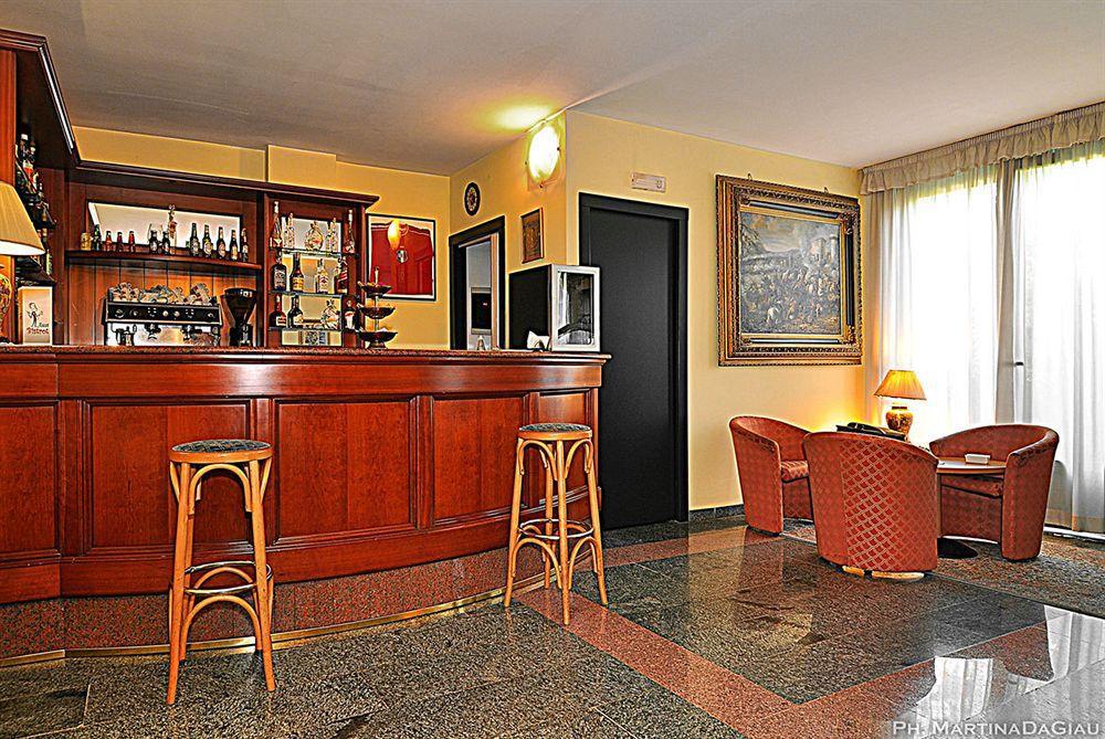 Ascot Lodging Cardano Al Campo Restaurant photo