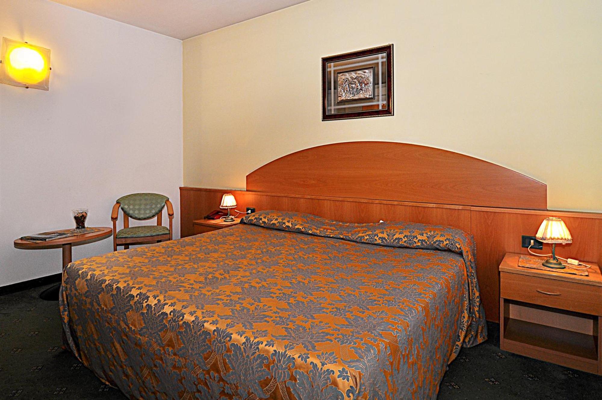 Ascot Lodging Cardano Al Campo Chambre photo