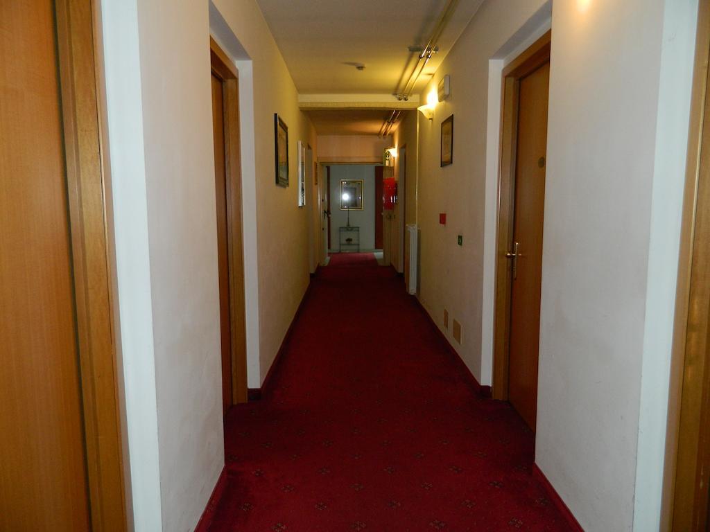 Ascot Lodging Cardano Al Campo Extérieur photo