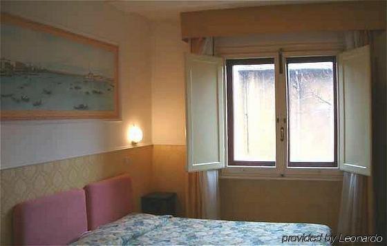 Ascot Lodging Cardano Al Campo Chambre photo