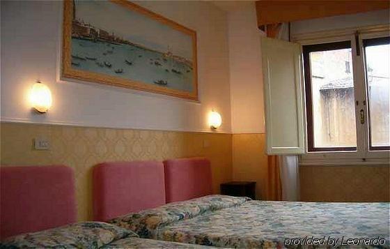 Ascot Lodging Cardano Al Campo Chambre photo