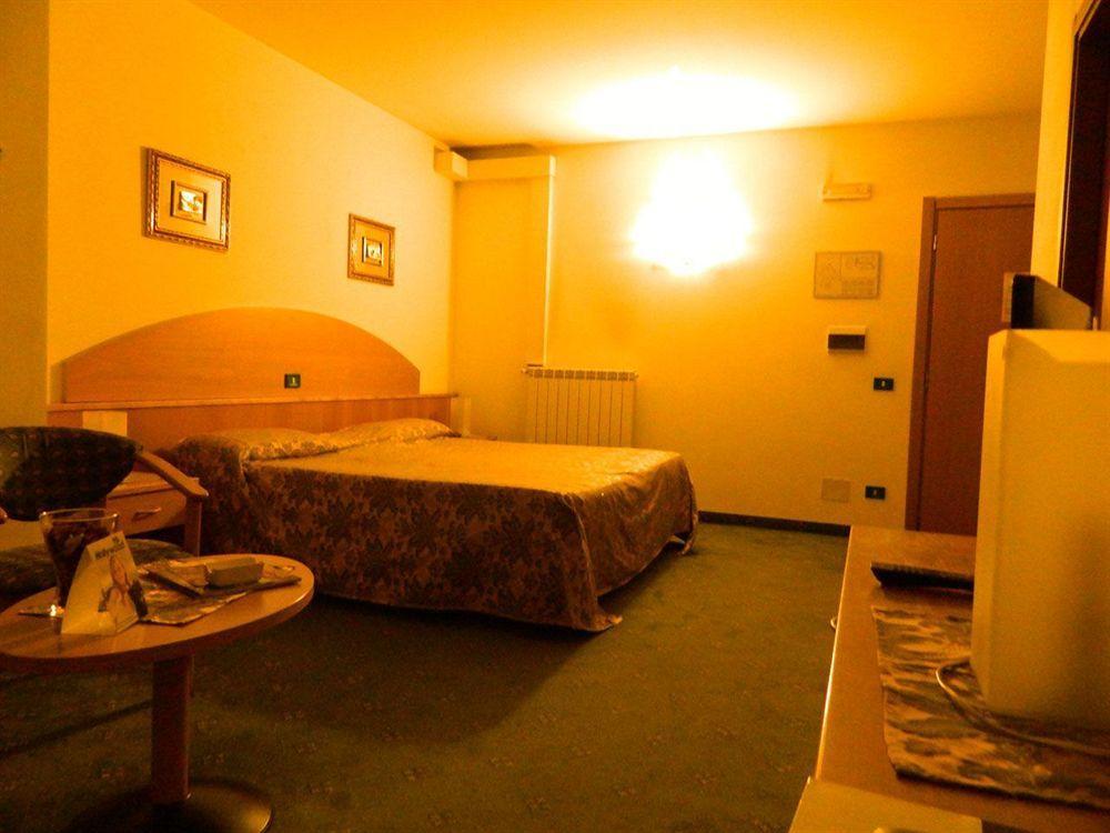 Ascot Lodging Cardano Al Campo Extérieur photo