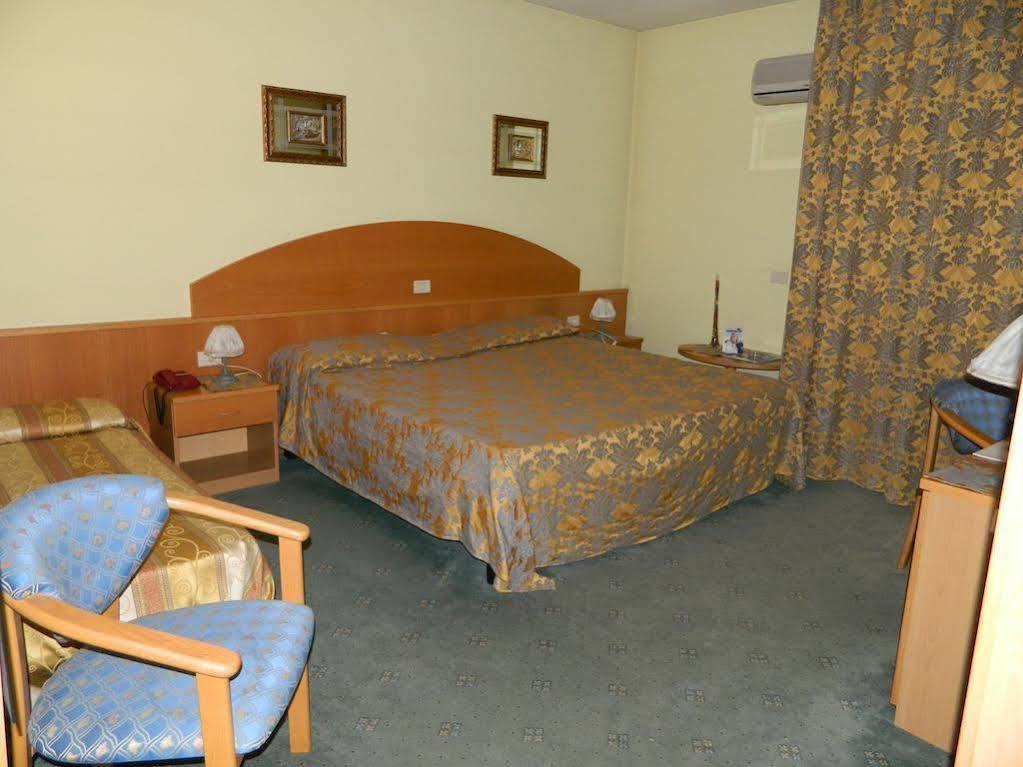 Ascot Lodging Cardano Al Campo Extérieur photo
