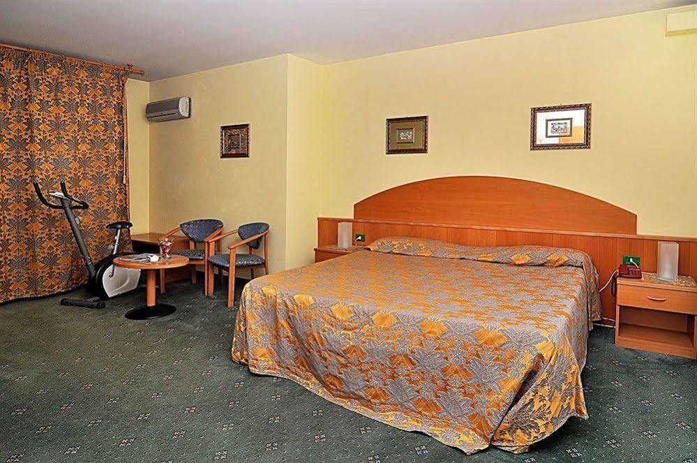 Ascot Lodging Cardano Al Campo Extérieur photo